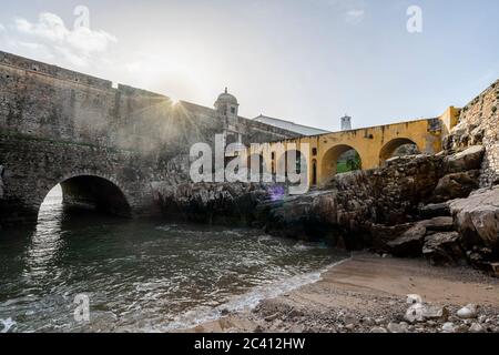 Murs défensifs et pont menant à la forteresse de Peniche, quartier de Leiria, Portugal0 Banque D'Images