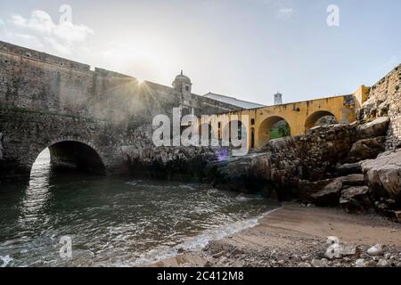 Murs défensifs et pont menant à la forteresse de Peniche, quartier de Leiria, Portugal0 Banque D'Images