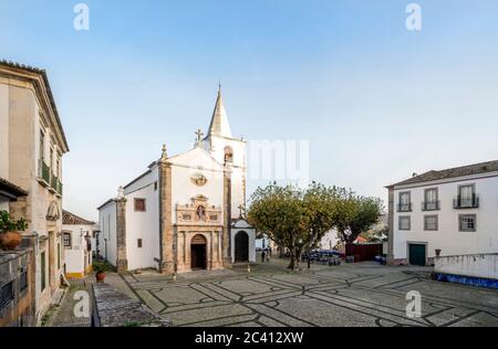 Église historique dans le centre-ville de la belle Obidos, Portugal Banque D'Images
