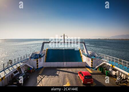 Voitures sur le pont d'un ferry sur la mer ouverte par une journée ensoleillée d'été, île de Thassos, Grèce Banque D'Images