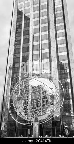 New York, USA - 26 mai 2017 : la sculpture du globe de Columbus Circle devant le Trump International Hotel and Tower. Banque D'Images