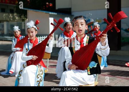 (200623) -- MAOXIAN, 23 juin 2020 (Xinhua) -- les élèves jouent des instruments de musique traditionnels du groupe ethnique hui dans une école primaire du comté de Songpan, dans la préfecture autonome tibétaine de l'ABA et du Qiang, dans la province du Sichuan, dans le sud-ouest de la Chine, 18 juin 2020. Située au nord-ouest de la province du Sichuan, avec près d'un million d'habitants, la préfecture autonome de l'ABA Tibétain et du Qiang a une diversité de groupes ethniques minoritaires, y compris Tibétain, Qiang et hui, etc. Ces dernières années, pour mieux hériter de la culture ethnique, les écoles locales ont introduit des cours culturels plus traditionnels alors que les autorités locales ont mis en place Banque D'Images