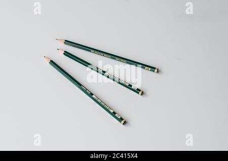 Trois crayons verts sur un d blanc Banque D'Images