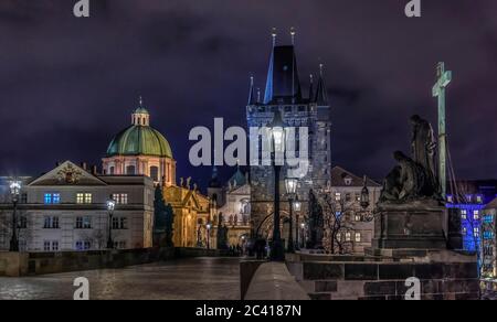 Panorama du pont piétonnier Charles alias Pont de pierre, Kamenny Most ou Prazhski plus au-dessus de Vltava à Prague, République tchèque après le coucher du soleil Banque D'Images