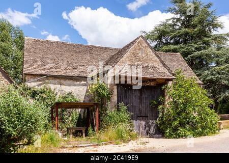 Une ancienne grange en pierre dans le village de Barnsley, Gloucestershire, Royaume-Uni Banque D'Images