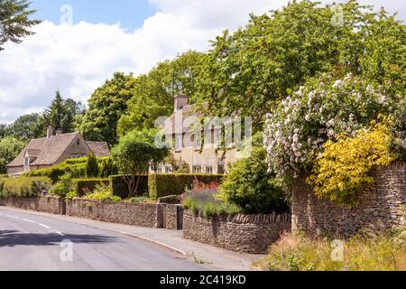 Cottages en pierre au début de l'été dans le village de Barnsley, Gloucestershire, Royaume-Uni Banque D'Images