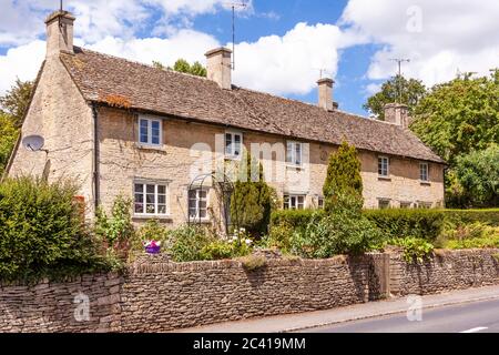 Cottages en pierre au début de l'été dans le village de Barnsley, Gloucestershire, Royaume-Uni Banque D'Images