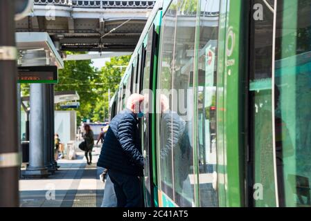 Paris, France - 15 mai 2020 : un homme senior entre dans le tramway de la banlieue parisienne. Verrouillage du coronavirus, démarrage de la déconfiguration (restrictions d'assouplissement). Banque D'Images