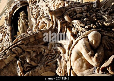 Vue détaillée de la sculpture sur la façade du bâtiment des marques de dos Aguas, siège du musée de céramique à Valence, Espagne Banque D'Images