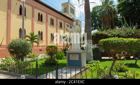 San Miguel de Piura, Piura / Pérou - avril 5 2019 : vue sur la statue du Pape Jean-Paul II à côté de l'église de San Sebastian - Sanctuaire de la Vierge Banque D'Images