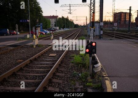 Le feu de circulation indique un signal rouge sur le chemin de fer la nuit. Banque D'Images