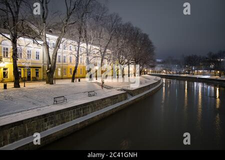 Photo nocturne de la ville de Turku, Finlande. Turku est l'une des plus anciennes villes de Finlande, établie à la fin du XIIIe siècle. Banque D'Images