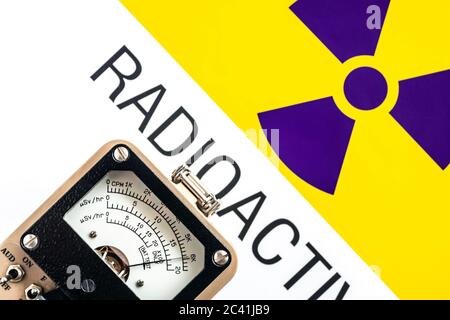 Instrument d'étude de radiation portatif détectant au niveau du symbole de matière radioactive sur l'étiquette Banque D'Images