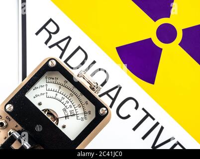 Instrument d'étude de radiation portatif détectant au niveau du symbole de matière radioactive sur l'étiquette Banque D'Images