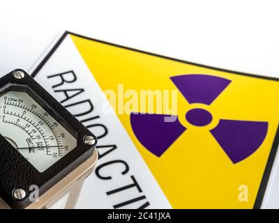 Instrument d'étude de radiation portatif détectant au niveau du symbole de matière radioactive sur l'étiquette Banque D'Images