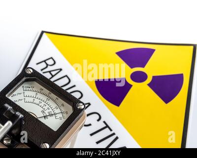 Instrument d'étude de radiation portatif détectant au niveau du symbole de matière radioactive sur l'étiquette Banque D'Images