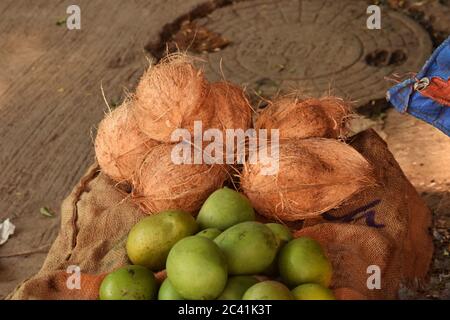 pile de noix de coco sur le marché, noix de coco prêtes à la vente Banque D'Images