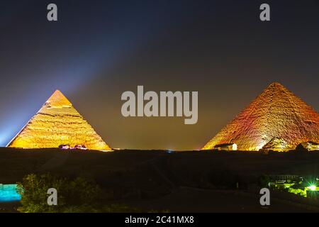 Grande Pyramide de Gizeh illuminée la nuit, site classé au patrimoine mondial de l'UNESCO, le Caire, Egypte. Banque D'Images