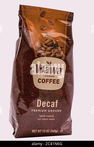 Sac de café Wawa décaféiné gros plan sur un fond blanc Uni pour faciliter l'isolation, la découpe, l'utilisation et la modification du sujet comme composant d'image Banque D'Images