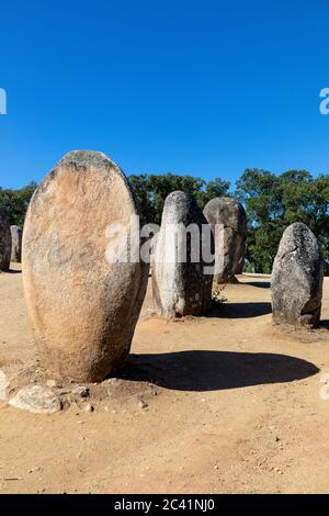 Granit en pierre, menhir, avec d'autres pierres mégalithiques et néolithiques sur les Almendres Cromlech près d'Evora, Portugal Banque D'Images