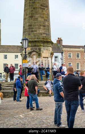 Richmond, North Yorkshire, Royaume-Uni - 14 juin 2020 : des contre-manifestants se rassemblent à l'Obélisque lors d'une manifestation Black Lives Matter dans le Marketplace de Richmond Banque D'Images