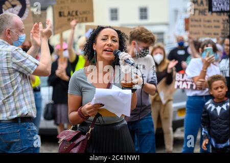 Richmond, North Yorkshire, Royaume-Uni - 14 juin 2020 : une femme a prononcé une manifestation dans le cadre d'une Black Lives Matter à Richmond, dans le North Yorkshire Banque D'Images