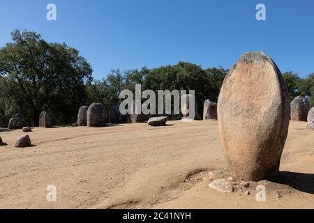 Granit en pierre, menhir, avec d'autres pierres mégalithiques et néolithiques sur les Almendres Cromlech près d'Evora, Portugal Banque D'Images