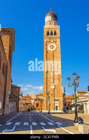 Horloge et clocher de la cathédrale Santa Maria Assunta Duomo Eglise catholique romaine bâtiment dans le centre historique de la ville de Chioggia, ciel bleu en arrière-plan en été, région de Vénétie, Italie du Nord Banque D'Images