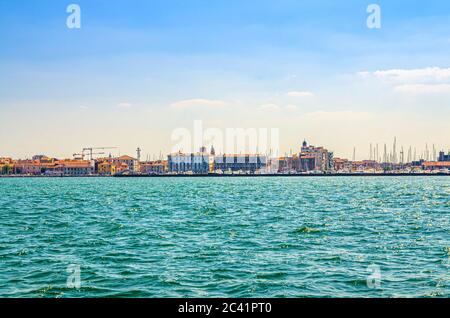 Vue panoramique depuis la lagune de la ville de Chioggia, paysage urbain avec port et vieux bâtiments dans le centre historique, ciel bleu en été, région de Vénétie, Italie du Nord Banque D'Images