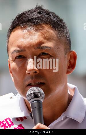 Tokyo, Japon. 23 juin 2020. Le candidat Taro Yamamoto fait campagne pour l'élection du gouverneur de Tokyo en dehors de la gare de Futako-Tamagawa. Yamamoto, ancien acteur et chef du parti politique Reiwa Shinsengumi, a promis l'annulation des Jeux olympiques et paralympiques de Tokyo de 2020 pour économiser de l'argent s'il est élu gouverneur de Tokyo le mois prochain. L'élection du gouverneur de Tokyo aura lieu le 5 juillet. Credit: Rodrigo Reyes Marin/ZUMA Wire/Alay Live News Banque D'Images