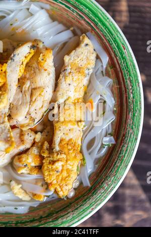Nouilles ramen cuites dans un bouillon avec des lanières de poulet.délicieuse soupe asiatique préparée avec de la viande de volaille épicée et des nouilles de riz pour le dîner dans un café oriental.tr Banque D'Images