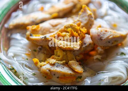 Plats asiatiques traditionnels cuits à base d'ingrédients naturels.soupe Ramen avec des lanières de poulet bouillies dans du bouillon pour le repas du dîner.délicieuse viande de volaille frite Banque D'Images