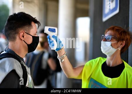 Turin, Italie. 23 juin 2020. TURIN, ITALIE - 23 juin 2020 : un photographe obtient sa température mesurée avant le match de football de la série A entre le FC de Turin et le Calcio d'Udinese. (Photo de Nicolò Campo/Sipa USA) crédit: SIPA USA/Alay Live News Banque D'Images