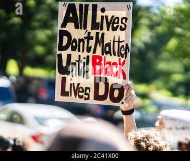 Manhattan, New York - 13 juin 2020 : la vie noire est importante les manifestants pacifiques exercent leur droit au premier amendement et s'opposent à la brutalité policière. Banque D'Images