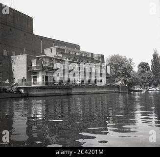 Années 1960, vue historique, au bord de l'eau depuis l'Avon, de l'extérieur du Royal Shakespeare Theatre à Stratford-upon-Avon, en Angleterre, berceau du célèbre dramaturge anglais William Shakespeare. Banque D'Images