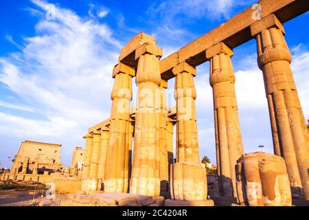 Ruines anciennes du temple de Louxor, site classé au patrimoine mondial de l'UNESCO, Louxor, Égypte. Banque D'Images