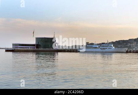 Mer Caspienne . Yacht club dans Caspian See au bord de la mer. Bakou est la plus grande ville de la mer Caspienne et de la région du Caucase . Boulevard Bakou Banque D'Images