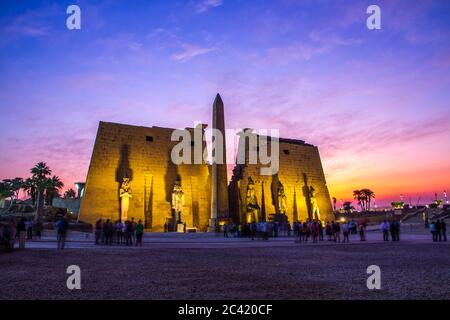 Ruines antiques du temple de Louxor au coucher du soleil, site classé au patrimoine mondial de l'UNESCO, Louxor, Egypte. Banque D'Images