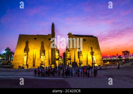 Ruines antiques du temple de Louxor au coucher du soleil, site classé au patrimoine mondial de l'UNESCO, Louxor, Egypte. Banque D'Images