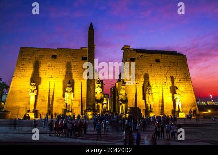 Ruines antiques du temple de Louxor au coucher du soleil, site classé au patrimoine mondial de l'UNESCO, Louxor, Egypte. Banque D'Images