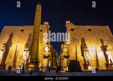 Ruines antiques du temple de Louxor au coucher du soleil, site classé au patrimoine mondial de l'UNESCO, Louxor, Egypte. Banque D'Images