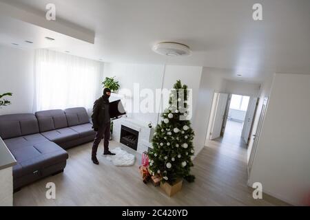 Vue de dessus de voleur dans Sweat capuche voler à partir de la chambre Banque D'Images