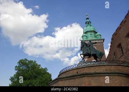 Un monument à la tour du château de Wawel contre un ciel bleu situé dans la ville de Cracovie en Pologne du Sud, Europe centrale Banque D'Images