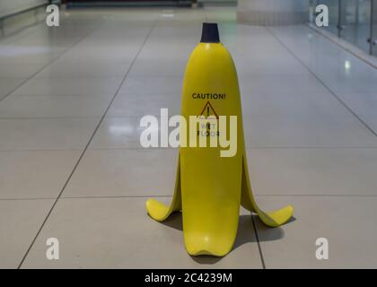 Moscou, Russie 13 mai 2020 : un panneau d'avertissement sur le plancher d'un centre commercial. Fabriqué en forme de banane en plastique jaune Banque D'Images