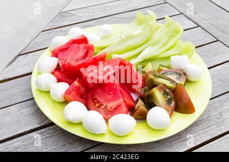 Salade d'été saine. Sur une table en bois. Banque D'Images