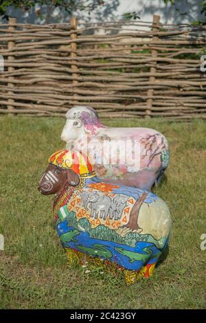 Frumushika Nova, région d'Odessa, Ukraine, Europe de l'est. 26 mars 2019. Sculptures de lambeaux sur gazon vert dans le village. Frumushika Nova, région d'Odessa, Ukraine, Europe de l'est crédit: Andrey Nekrasov/ZUMA Wire/Alamy Live News Banque D'Images