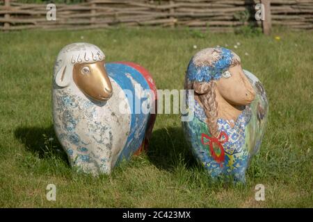 Frumushika Nova, région d'Odessa, Ukraine, Europe de l'est. 26 mars 2019. Sculptures de lambeaux sur gazon vert dans le village. Frumushika Nova, région d'Odessa, Ukraine, Europe de l'est crédit: Andrey Nekrasov/ZUMA Wire/Alamy Live News Banque D'Images