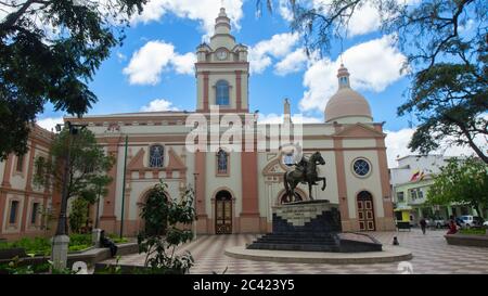 Inmaculada Concepcion Loja, Loja / Equateur - Mars 30 2019: Activité quotidienne sur la place de la fondation avec l'église de San Francisco à l'arrière Banque D'Images