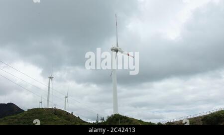 Inmaculada Concepcion de Loja, Loja / Equateur - 1 avril 2019: Vue sur les éoliennes de la centrale éolienne de Villonaco Banque D'Images