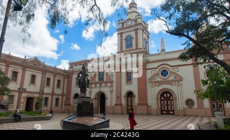 Inmaculada Concepcion Loja, Loja / Equateur - Mars 30 2019: Activité quotidienne sur la place de la fondation avec l'église de San Francisco à l'arrière Banque D'Images